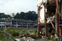 石巻市内の津波被害を視察。（後方は廃墟と化した小学校）