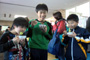 平岡町会・新春お楽しみ会の餅つき体験で自分のついた餅を頬張る小学生達